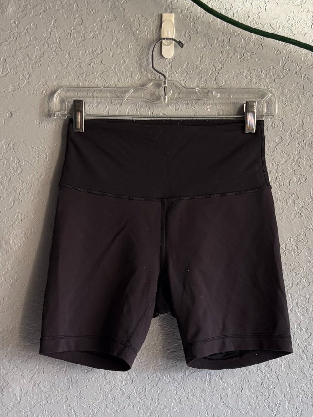 Black Lululemon Wunder Train High-Rise Short 6"